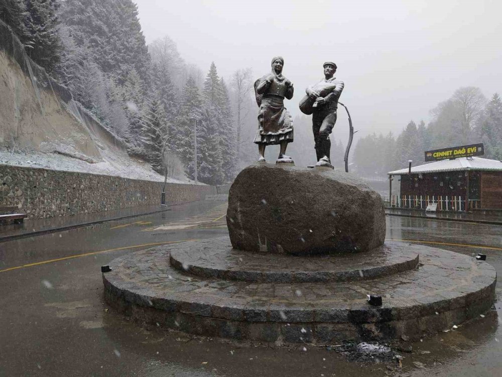 RİZE'NİN ÇAMLIHEMŞİN İLÇESİNE BAĞLI TURİZM MERKEZİ AYDER YAYLASI MART AYININ SON GÜNLERİNDE YENİDEN BEYAZA BÜRÜNDÜ