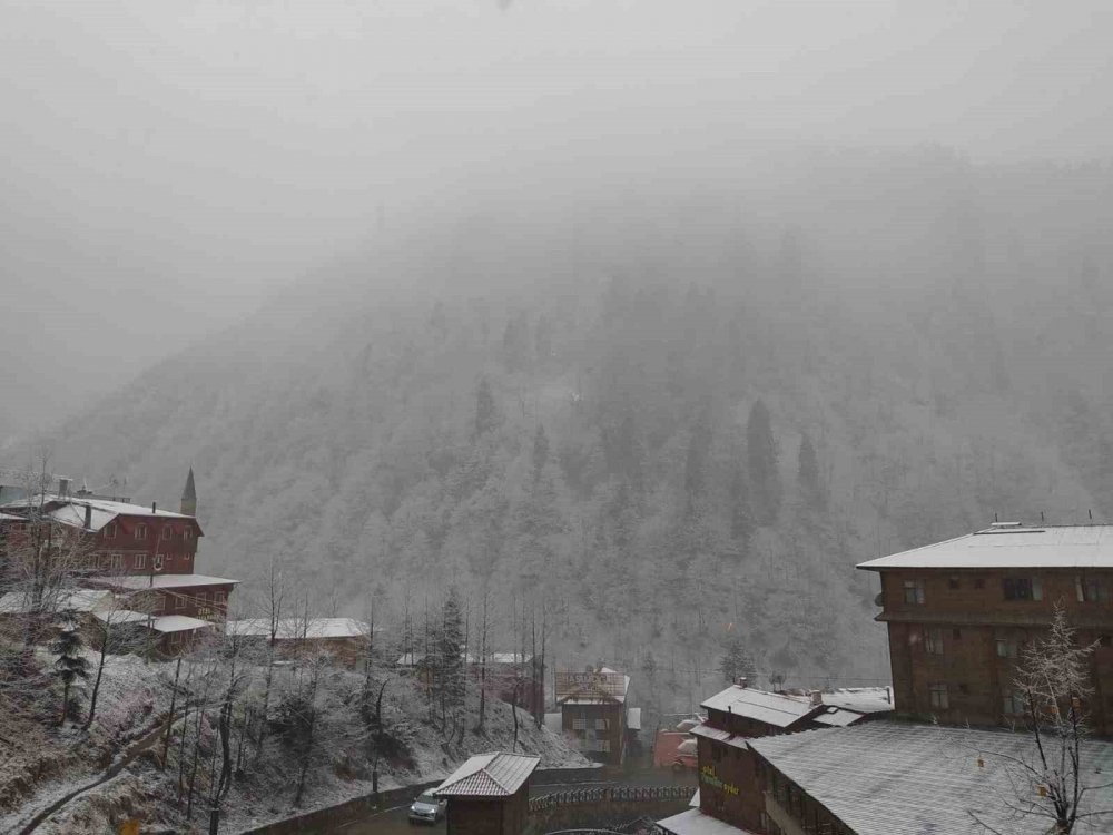 RİZE'NİN ÇAMLIHEMŞİN İLÇESİNE BAĞLI TURİZM MERKEZİ AYDER YAYLASI MART AYININ SON GÜNLERİNDE YENİDEN BEYAZA BÜRÜNDÜ