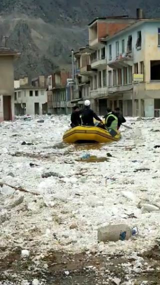 ARTVİN'İN YUSUFELİ İLÇESİNDE CADDE, SOKAK, EV VE İŞ YERLERİ SULAR ALTINDA KALDI. KARAYLA BAĞLANTISI KESİLEN BİNALARDA MAHSUR KALAN SAHİPSİZ SOKAK HAYVANLARI HAYVANSEVERLER EŞLİĞİNDE BOT YARDIMIYLA KURTARILDI