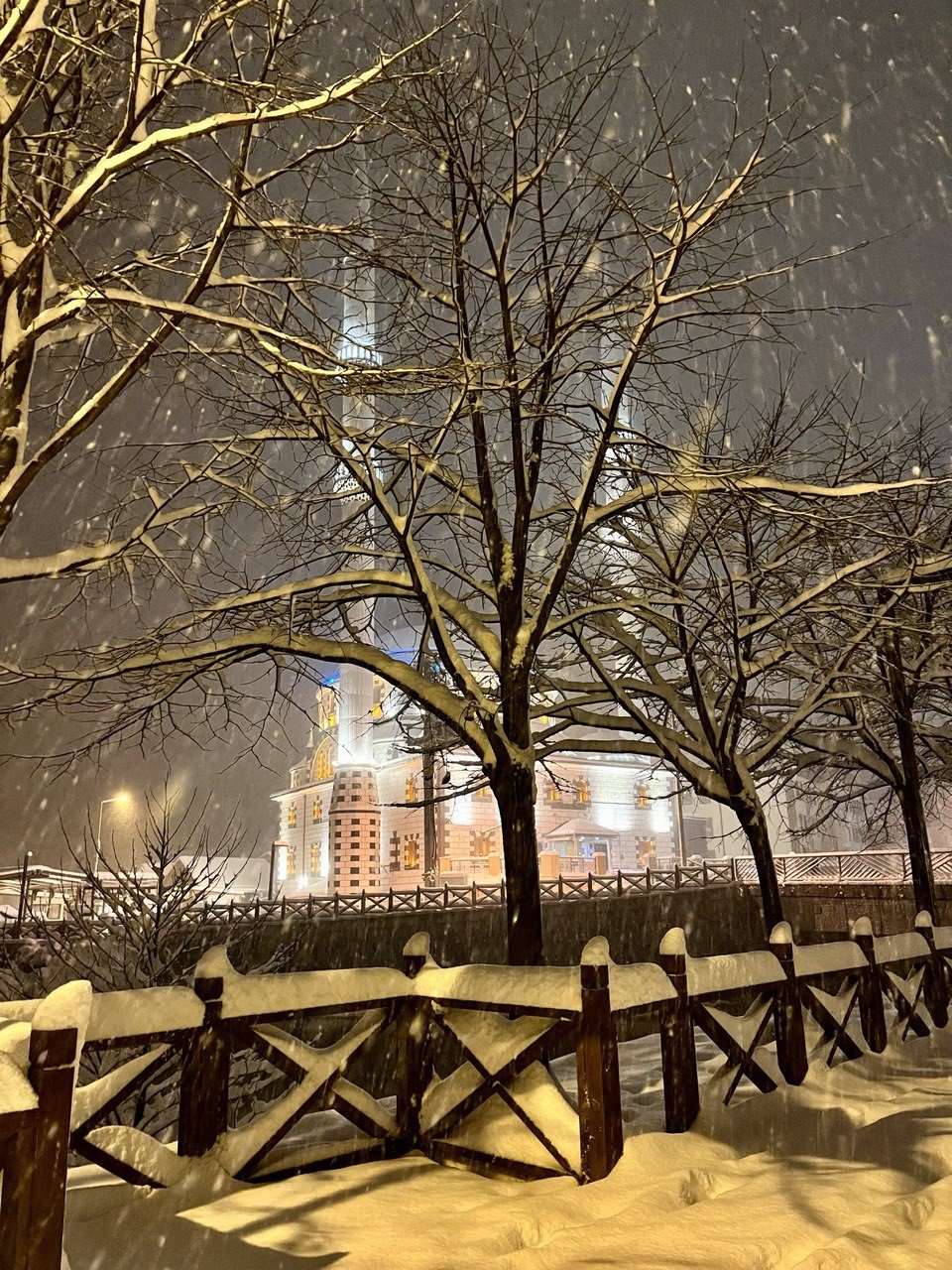 DOĞU KARADENİZ'İN VE ÜLKE TURİZMİNİN EN ÖNEMLİ MERKEZLERİNDEN OLAN TRABZON'UN ÇAYKARA İLÇESİNDEKİ UZUNGÖL'DE MART SONUNDA KAR SÜRPRİZİ YAŞANDI