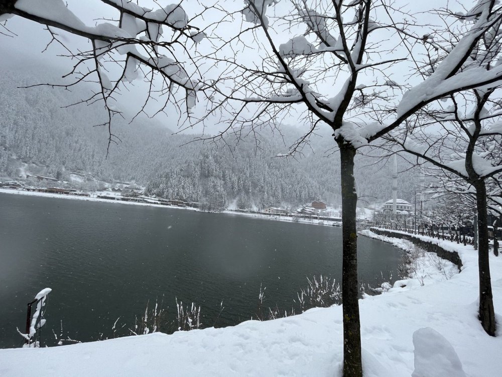 DOĞU KARADENİZ'İN VE ÜLKE TURİZMİNİN EN ÖNEMLİ MERKEZLERİNDEN OLAN TRABZON'UN ÇAYKARA İLÇESİNDEKİ UZUNGÖL'DE MART SONUNDA KAR SÜRPRİZİ YAŞANDI