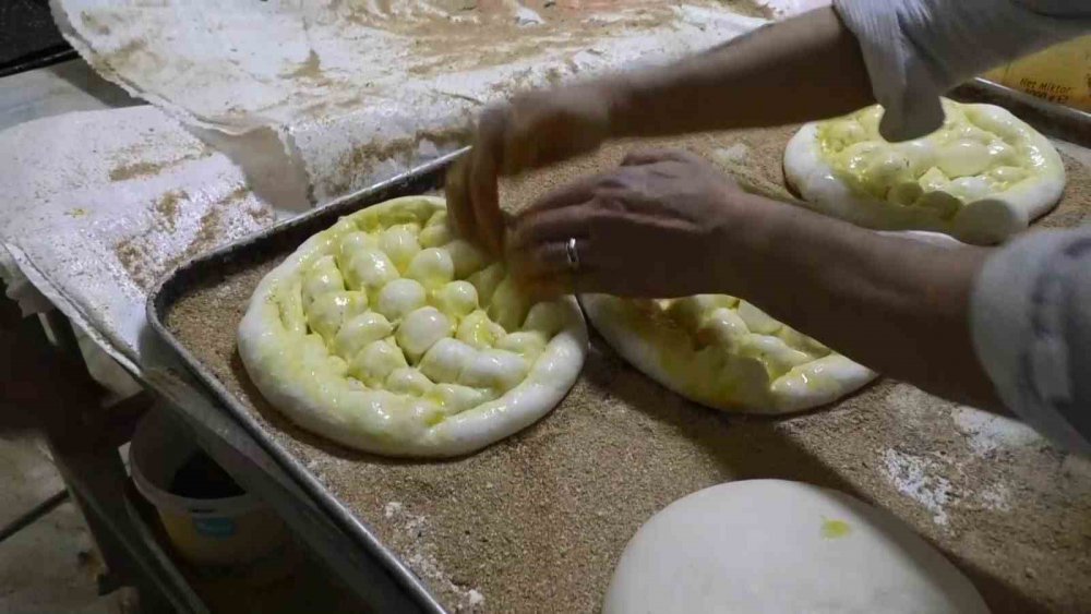 ERZURUM’DA PİDE FİYATLARI YÜZ GÜLDÜRDÜ. ÜLKE GENELİNDE 10 TL VE ÜZERİ FİYATLARDAN SATILAN PİDE ERZURUM'DA 8 LİRADAN SOFRALARA ULAŞIYOR