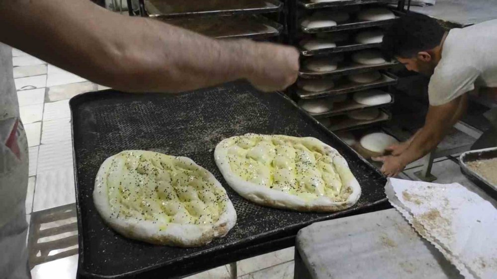 ERZURUM’DA PİDE FİYATLARI YÜZ GÜLDÜRDÜ. ÜLKE GENELİNDE 10 TL VE ÜZERİ FİYATLARDAN SATILAN PİDE ERZURUM'DA 8 LİRADAN SOFRALARA ULAŞIYOR