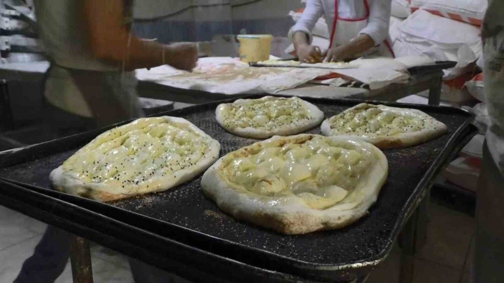 ERZURUM’DA PİDE FİYATLARI YÜZ GÜLDÜRDÜ. ÜLKE GENELİNDE 10 TL VE ÜZERİ FİYATLARDAN SATILAN PİDE ERZURUM'DA 8 LİRADAN SOFRALARA ULAŞIYOR