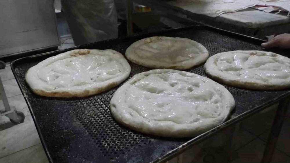 ERZURUM’DA PİDE FİYATLARI YÜZ GÜLDÜRDÜ. ÜLKE GENELİNDE 10 TL VE ÜZERİ FİYATLARDAN SATILAN PİDE ERZURUM'DA 8 LİRADAN SOFRALARA ULAŞIYOR