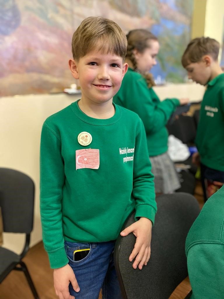 RİZELİ ÖĞRENCİLER LİTVANYA’DAKİ ÖĞRENCİLERLE BİRLİKTE TÜRKİYE’DEKİ DEPREMZEDELER İÇİN YARDIM KAMPANYASI DÜZENLEDİ