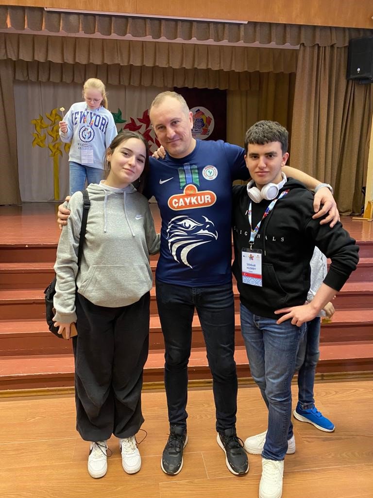 RİZELİ ÖĞRENCİLER LİTVANYA’DAKİ ÖĞRENCİLERLE BİRLİKTE TÜRKİYE’DEKİ DEPREMZEDELER İÇİN YARDIM KAMPANYASI DÜZENLEDİ