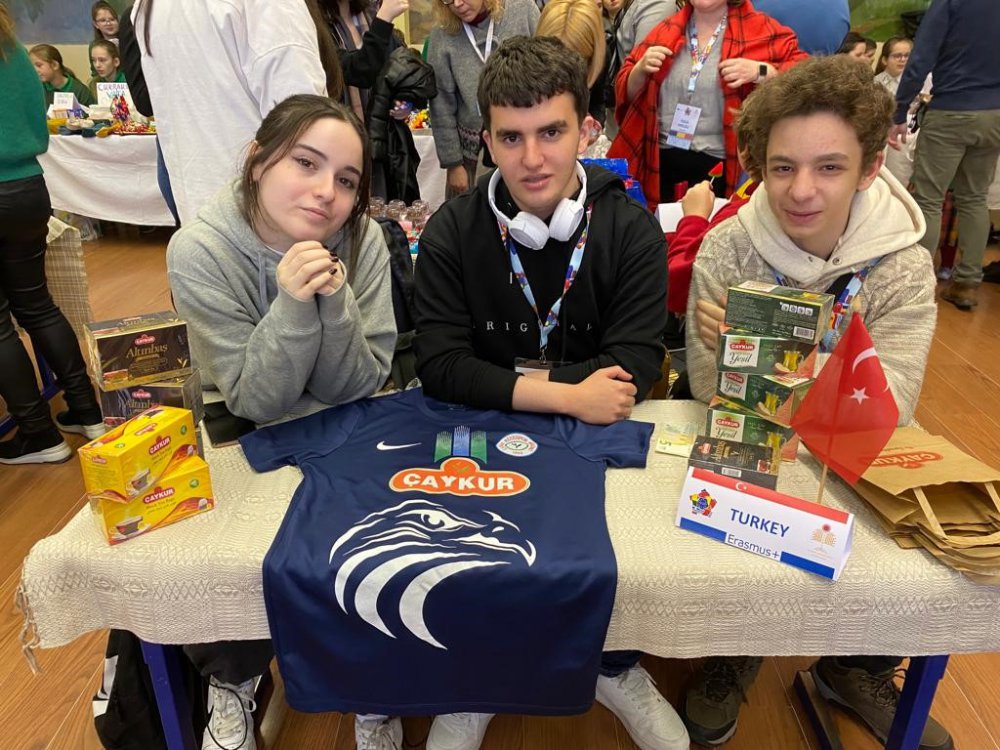 RİZELİ ÖĞRENCİLER LİTVANYA’DAKİ ÖĞRENCİLERLE BİRLİKTE TÜRKİYE’DEKİ DEPREMZEDELER İÇİN YARDIM KAMPANYASI DÜZENLEDİ