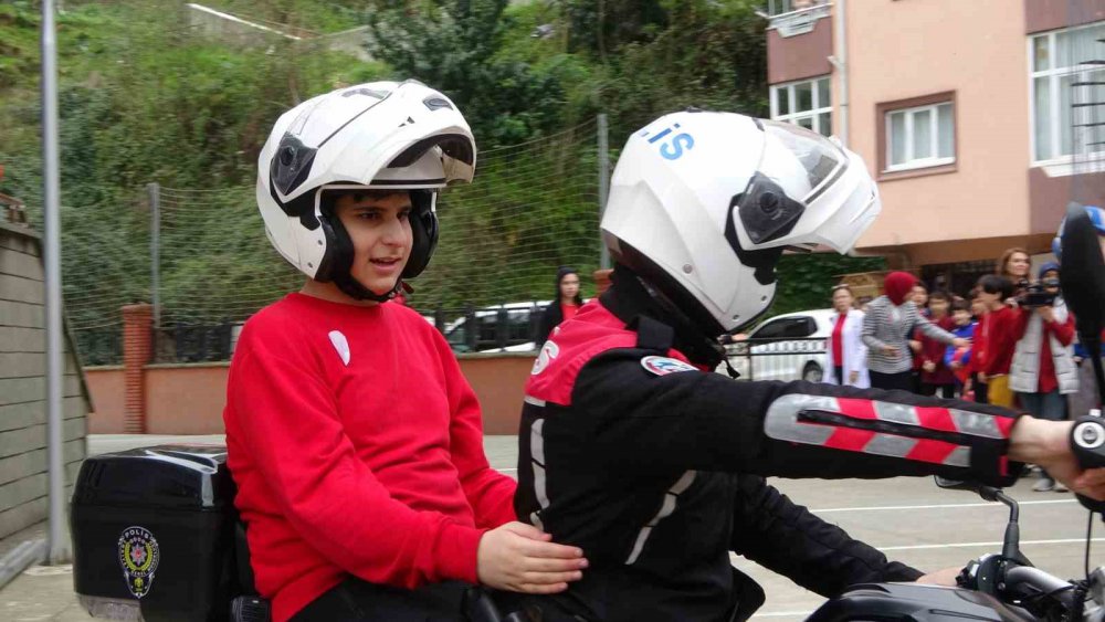 RİZE GÜLBAHAR MAHALLESİNDE BULUNAN FATİH ORTAOKULUNDA 2 NİSAN DÜNYA OTİZM FARKINDALIK GÜNÜ NEDENİYLE ETKİNLİK DÜZENLENDİ. DÜZENLENEN ETKİNLİKTE OKULDA BULUNAN OTİZMLİ ÖĞRENCİLER BÜTÜN ARKADAŞLARIYLA BİRLİKTE DOYASIYA EĞLENDİ