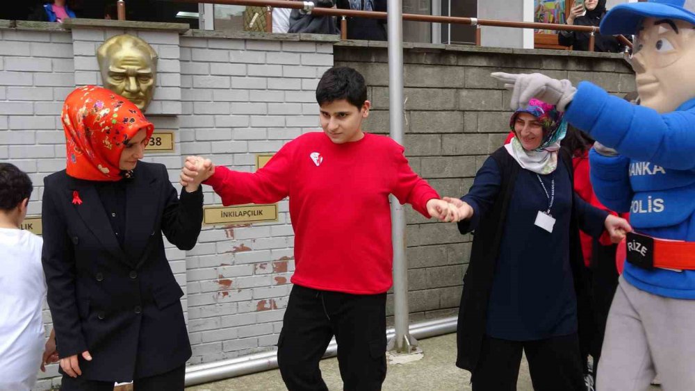 RİZE GÜLBAHAR MAHALLESİNDE BULUNAN FATİH ORTAOKULUNDA 2 NİSAN DÜNYA OTİZM FARKINDALIK GÜNÜ NEDENİYLE ETKİNLİK DÜZENLENDİ. DÜZENLENEN ETKİNLİKTE OKULDA BULUNAN OTİZMLİ ÖĞRENCİLER BÜTÜN ARKADAŞLARIYLA BİRLİKTE DOYASIYA EĞLENDİ