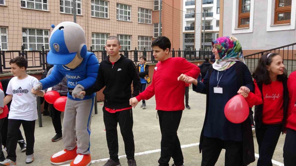 RİZE GÜLBAHAR MAHALLESİNDE BULUNAN FATİH ORTAOKULUNDA 2 NİSAN DÜNYA OTİZM FARKINDALIK GÜNÜ NEDENİYLE ETKİNLİK DÜZENLENDİ. DÜZENLENEN ETKİNLİKTE OKULDA BULUNAN OTİZMLİ ÖĞRENCİLER BÜTÜN ARKADAŞLARIYLA BİRLİKTE DOYASIYA EĞLENDİ