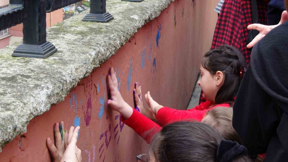 RİZE GÜLBAHAR MAHALLESİNDE BULUNAN FATİH ORTAOKULUNDA 2 NİSAN DÜNYA OTİZM FARKINDALIK GÜNÜ NEDENİYLE ETKİNLİK DÜZENLENDİ. DÜZENLENEN ETKİNLİKTE OKULDA BULUNAN OTİZMLİ ÖĞRENCİLER BÜTÜN ARKADAŞLARIYLA BİRLİKTE DOYASIYA EĞLENDİ