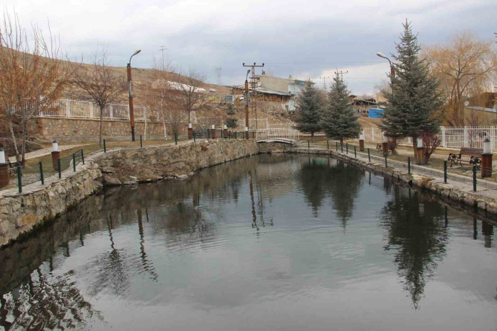 BALIKLI GÖL’ÜN EFSANELERİ VE GİZEMİ KENDİSİNİ KORUMAYA DEVAM EDİYOR. HAVA NE KADAR SOĞUK OLURSA OLSUN DONMAYAN BALIKLI GÖL'DE SAVAŞ ZAMANLARINDA BALIKLARIN SAYISININ AZALDIĞI TESPİT EDİLDİ" DEDİ