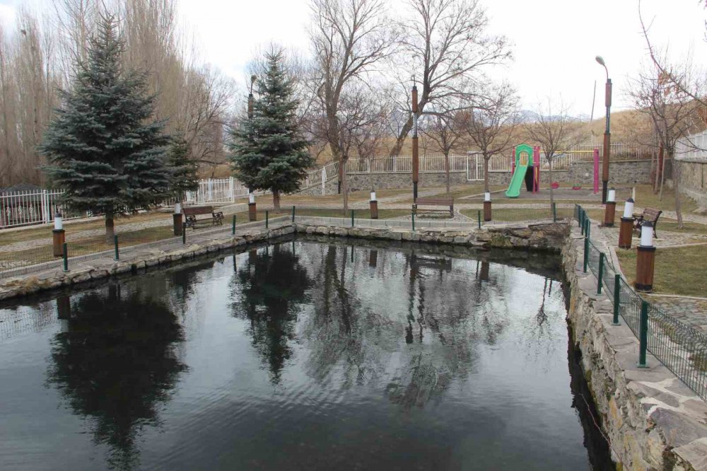 BALIKLI GÖL’ÜN EFSANELERİ VE GİZEMİ KENDİSİNİ KORUMAYA DEVAM EDİYOR. HAVA NE KADAR SOĞUK OLURSA OLSUN DONMAYAN BALIKLI GÖL'DE SAVAŞ ZAMANLARINDA BALIKLARIN SAYISININ AZALDIĞI TESPİT EDİLDİ" DEDİ