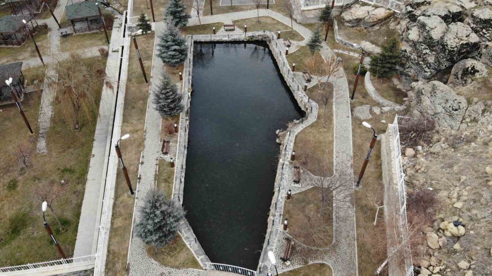 BALIKLI GÖL’ÜN EFSANELERİ VE GİZEMİ KENDİSİNİ KORUMAYA DEVAM EDİYOR. HAVA NE KADAR SOĞUK OLURSA OLSUN DONMAYAN BALIKLI GÖL'DE SAVAŞ ZAMANLARINDA BALIKLARIN SAYISININ AZALDIĞI TESPİT EDİLDİ" DEDİ