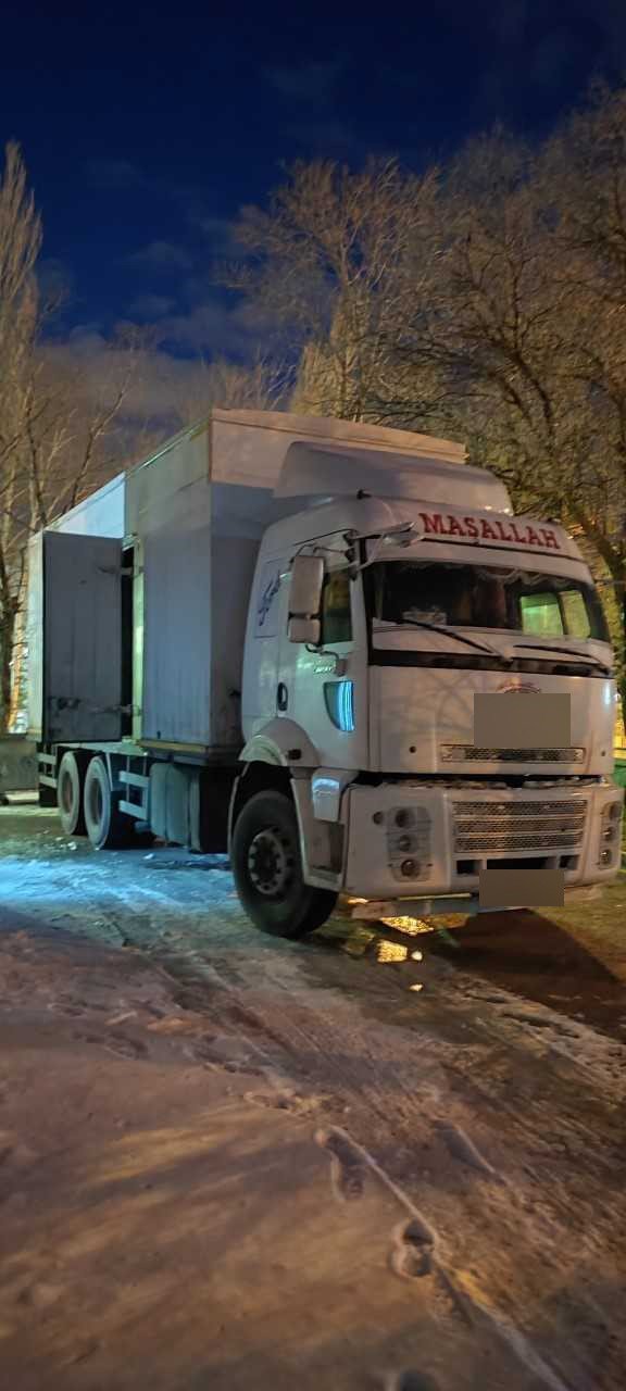 ERZURUM'DA ALINAN BİLGİ SONRASI POLİS EKİPLERİ TARAFINDAN YOL ÜZERİNDE DURDURULAN KARGO ARACININ KASASINDAN 15'İ ÇOCUK 41 DÜZENSİZ GÖÇMEN YAKALANDI