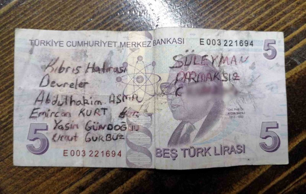 SAMSUN'DA BİR ESNAF, MÜŞTERİSİNDEN ALDIĞI VE ÜZERİNDEKİ YAZILARDAN MANEVİ DEĞERİ OLDUĞUNU DÜŞÜNDÜĞÜ PARANIN SAHİBİNİ ARIYOR