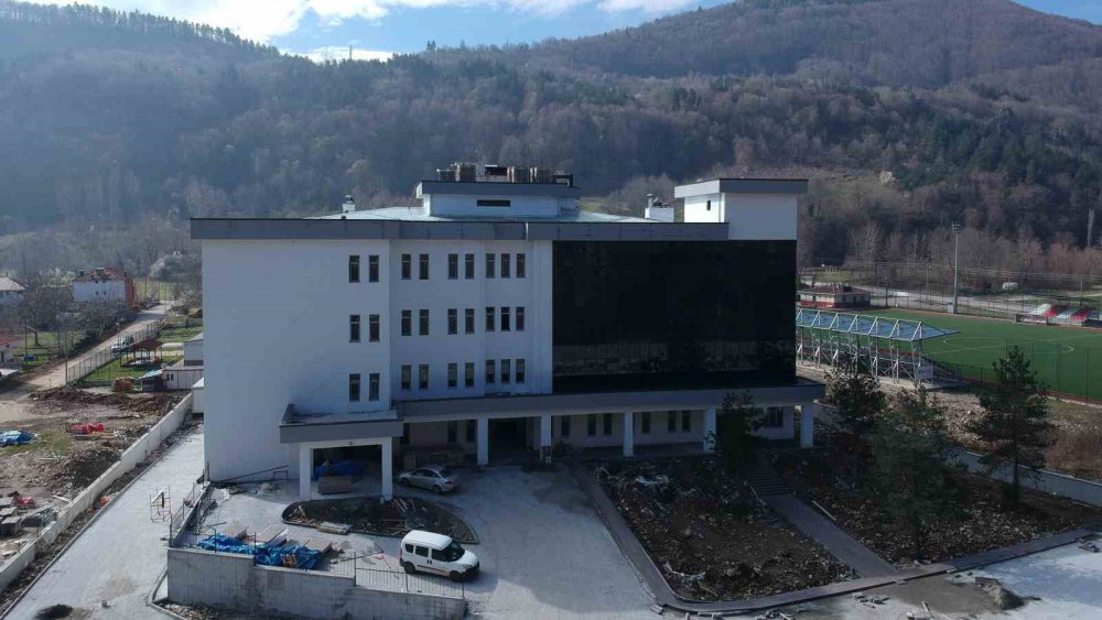 SİNOP'UN ERFELEK İLÇESİNDE 2021 YILINDA YAPIMINA BAŞLANAN YENİ İLÇE DEVLET HASTANESİ ÇALIŞMALARINDA SONA YAKLAŞILDI