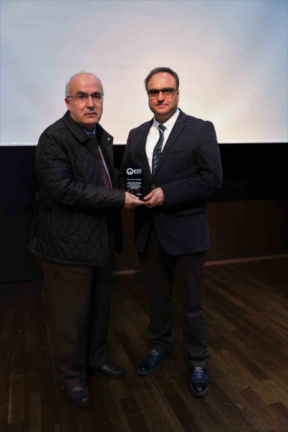 KARADENİZ TEKNİK ÜNİVERSİTESİ (KTÜ) KARADENİZ ARAŞTIRMALARI ENSTİTÜSÜ TARAFINDAN ORGANİZE EDİLEN "KARADENİZ'İN DEĞİŞEN JEOPOLİTİĞİ VE TÜRKİYE" KONULU PANEL OSMAN TURAN KÜLTÜR VE KONGRE MERKEZİ'NDE GERÇEKLEŞTİRİLDİ