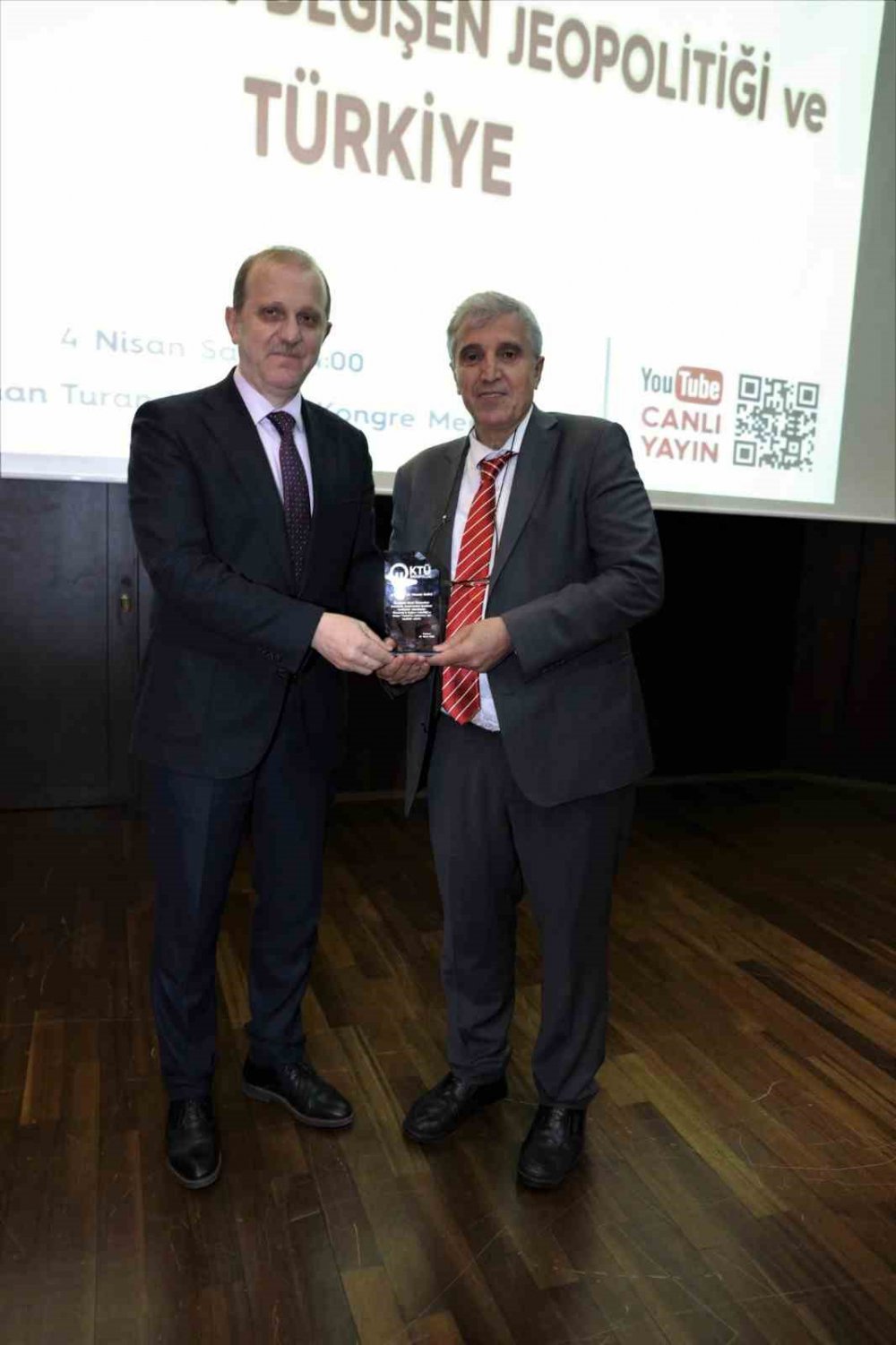 KARADENİZ TEKNİK ÜNİVERSİTESİ (KTÜ) KARADENİZ ARAŞTIRMALARI ENSTİTÜSÜ TARAFINDAN ORGANİZE EDİLEN "KARADENİZ'İN DEĞİŞEN JEOPOLİTİĞİ VE TÜRKİYE" KONULU PANEL OSMAN TURAN KÜLTÜR VE KONGRE MERKEZİ'NDE GERÇEKLEŞTİRİLDİ