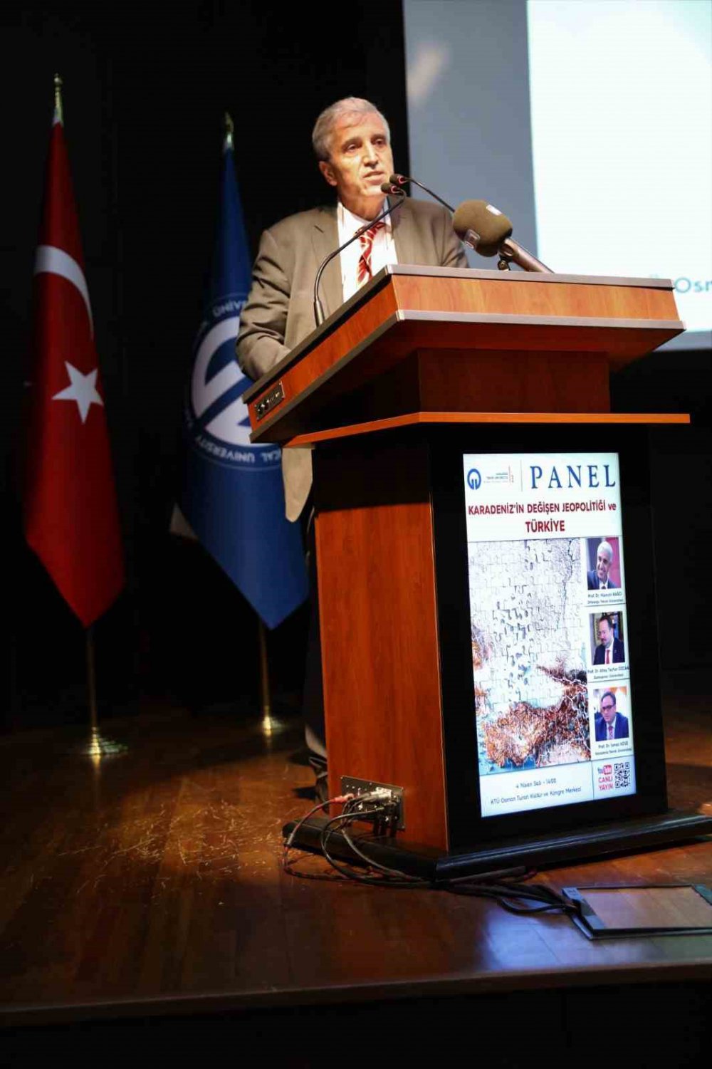 KARADENİZ TEKNİK ÜNİVERSİTESİ (KTÜ) KARADENİZ ARAŞTIRMALARI ENSTİTÜSÜ TARAFINDAN ORGANİZE EDİLEN "KARADENİZ'İN DEĞİŞEN JEOPOLİTİĞİ VE TÜRKİYE" KONULU PANEL OSMAN TURAN KÜLTÜR VE KONGRE MERKEZİ'NDE GERÇEKLEŞTİRİLDİ