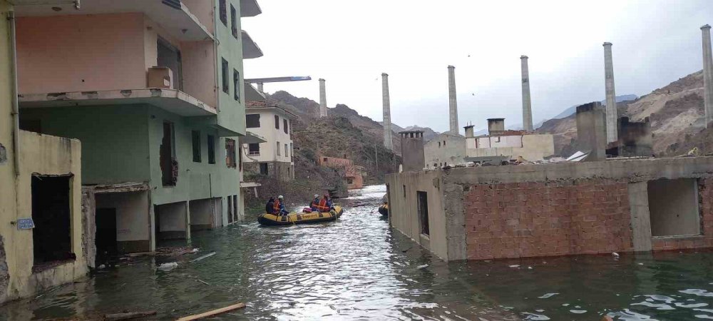 ARTVİN'DE BÜYÜK BİR BÖLÜMÜ BARAJ SULARIYLA KAPLANAN YUSUFELİ İLÇESİNDE MAHSUR KALAN SOKAK HAYVANLARI ÜLKENİN FARKLI İLLERİNDEN GELEN GÖNÜLLÜLER VE İLÇE BELEDİYESİ EKİPLERİ EŞLİĞİNDE KURTARILIYOR