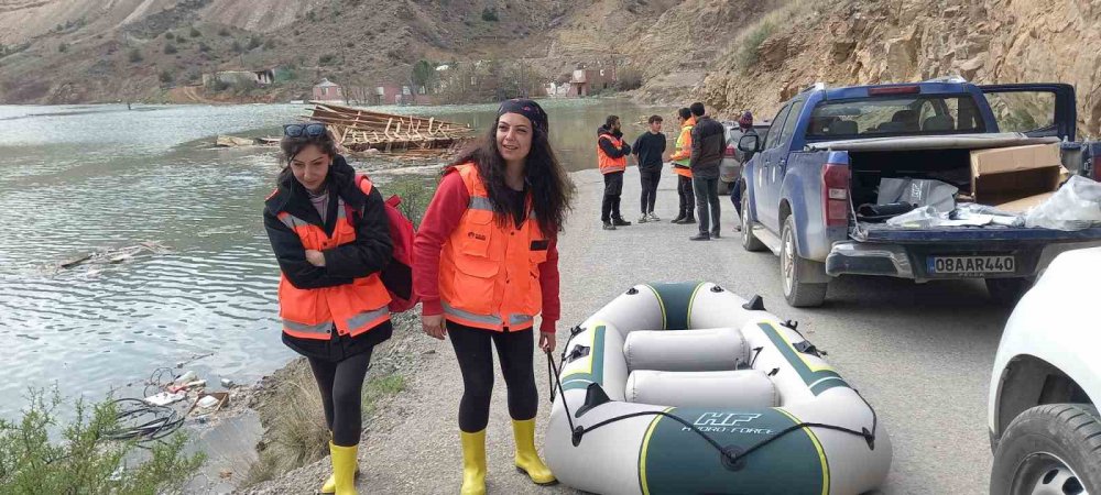 ARTVİN'DE BÜYÜK BİR BÖLÜMÜ BARAJ SULARIYLA KAPLANAN YUSUFELİ İLÇESİNDE MAHSUR KALAN SOKAK HAYVANLARI ÜLKENİN FARKLI İLLERİNDEN GELEN GÖNÜLLÜLER VE İLÇE BELEDİYESİ EKİPLERİ EŞLİĞİNDE KURTARILIYOR