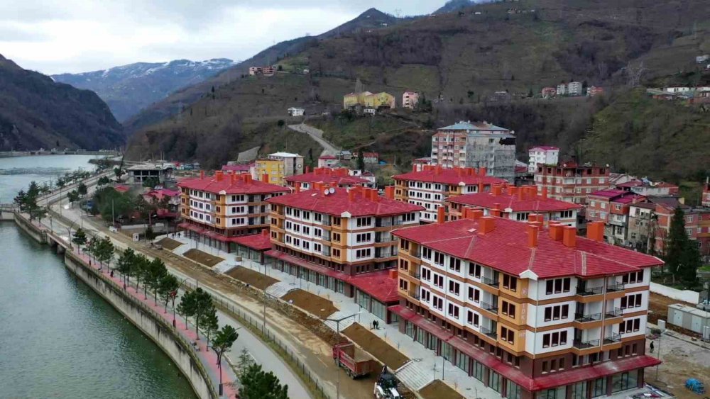 GİRESUN'DA 22 AĞUSTOS 2020'DE YAŞANAN SEL FELAKETİNİNDEN ZARAR GÖREN DERELİ VE DOĞANKENT'TE TOKİ'NİN YAPTIĞI TOPLAM 369 KONUT, 122 TİCARİ ÜNİTE VE 24 KÖY EVİ TAMAMLANARAK ANAHTARLARI SEL MAĞDURLARINA TESLİM EDİLDİ