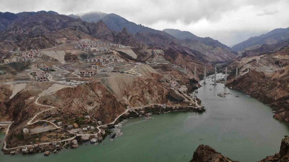 ARTVİN'DE BÜYÜK BİR BÖLÜMÜ BARAJ SULARIYLA KAPLANAN YUSUFELİ İLÇESİNDE, ESKİ VE YENİ YERLEŞİM YERİ AYNI KAREDE GÖRÜNTÜLENDİ