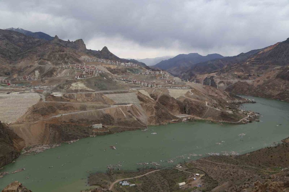 ARTVİN'DE BÜYÜK BİR BÖLÜMÜ BARAJ SULARIYLA KAPLANAN YUSUFELİ İLÇESİNDE, ESKİ VE YENİ YERLEŞİM YERİ AYNI KAREDE GÖRÜNTÜLENDİ