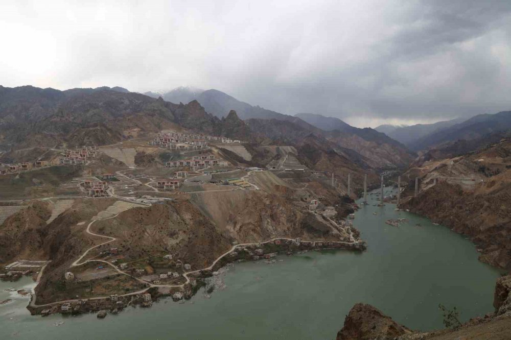 ARTVİN'DE BÜYÜK BİR BÖLÜMÜ BARAJ SULARIYLA KAPLANAN YUSUFELİ İLÇESİNDE, ESKİ VE YENİ YERLEŞİM YERİ AYNI KAREDE GÖRÜNTÜLENDİ