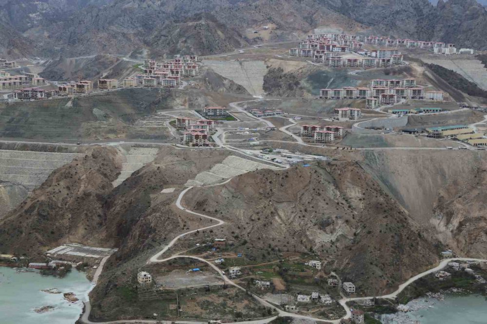 ARTVİN'DE BÜYÜK BİR BÖLÜMÜ BARAJ SULARIYLA KAPLANAN YUSUFELİ İLÇESİNDE, ESKİ VE YENİ YERLEŞİM YERİ AYNI KAREDE GÖRÜNTÜLENDİ