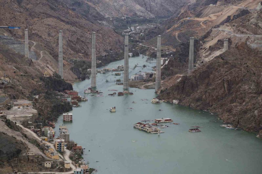 ARTVİN'DE BÜYÜK BİR BÖLÜMÜ BARAJ SULARIYLA KAPLANAN YUSUFELİ İLÇESİNDE, ESKİ VE YENİ YERLEŞİM YERİ AYNI KAREDE GÖRÜNTÜLENDİ