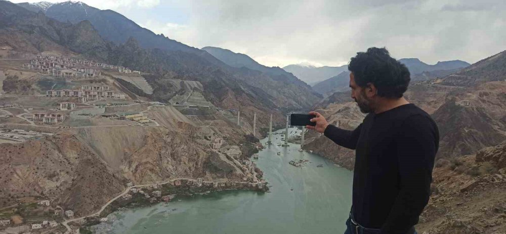 ARTVİN'DE BÜYÜK BİR BÖLÜMÜ BARAJ SULARIYLA KAPLANAN YUSUFELİ İLÇESİNDE, ESKİ VE YENİ YERLEŞİM YERİ AYNI KAREDE GÖRÜNTÜLENDİ