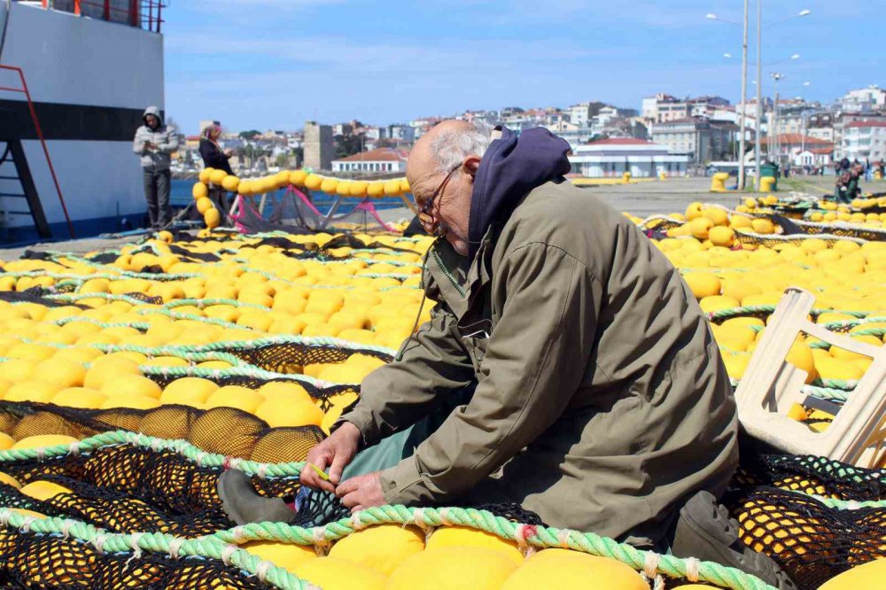 DENİZLERDE 1 EYLÜL'DE BAŞLAYAN BALIK AVI SEZONUNUN 15 NİSAN'DA SONA ERMESİNE SAYILI GÜNLER KALA KARADENİZLİ BALIKÇILAR, YIPRANAN AĞLARINI BAKIMA ALDI