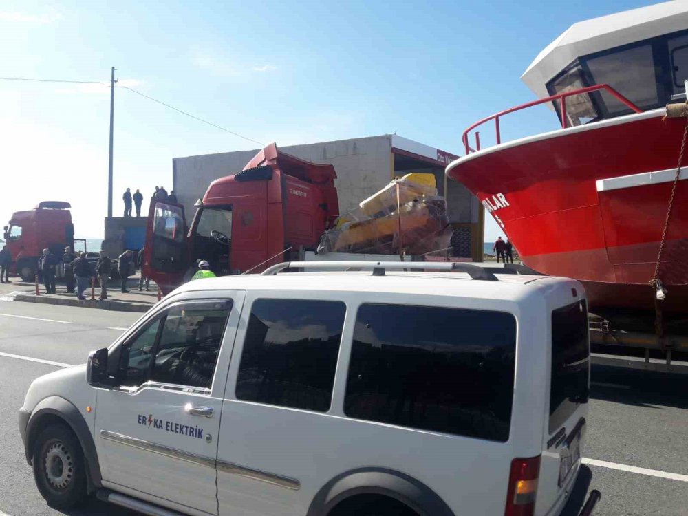 TRABZON'UN ARSİN İLÇESİNDE MEYDANA GELEN KAZADA AHMET SALTIK,  BALIKÇI TEKNESİNİN ÜZERİNDE SEYAHAT EDERKEN ÜST GEÇİTİ FARK EDEMEYİP KAFASINI ÇARPMASI SONUCU HAYATINI KAYBETTİ