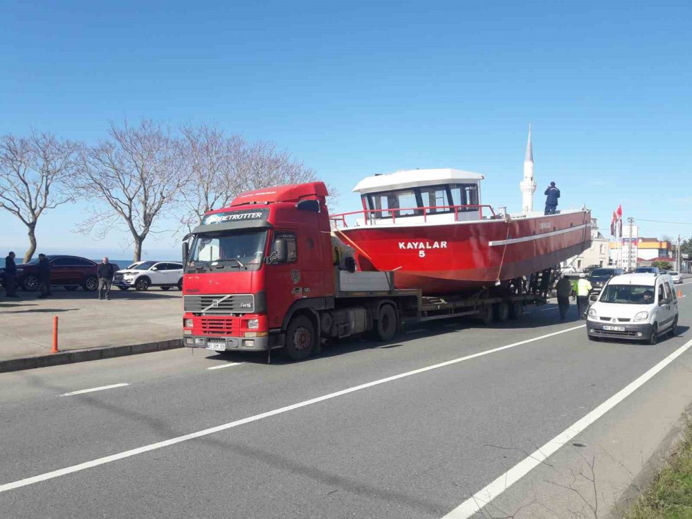 TRABZON'UN ARSİN İLÇESİNDE MEYDANA GELEN KAZADA AHMET SALTIK,  BALIKÇI TEKNESİNİN ÜZERİNDE SEYAHAT EDERKEN ÜST GEÇİTİ FARK EDEMEYİP KAFASINI ÇARPMASI SONUCU HAYATINI KAYBETTİ