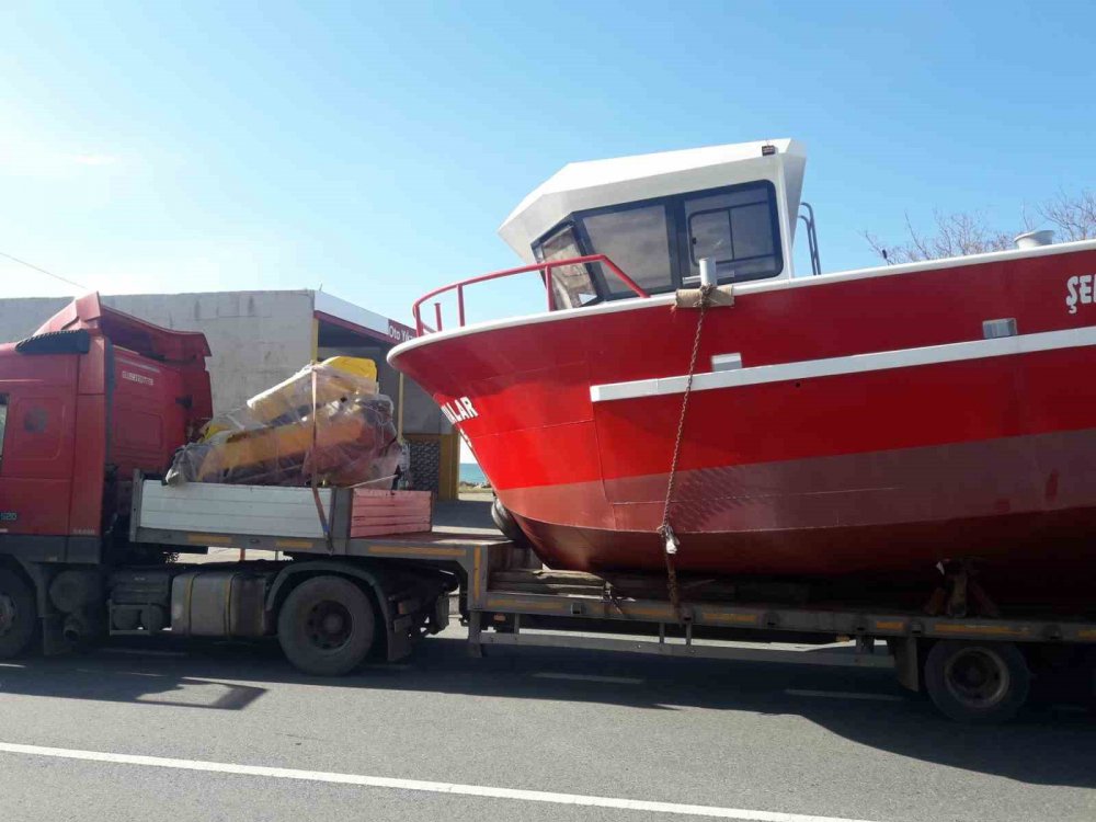 TRABZON'UN ARSİN İLÇESİNDE MEYDANA GELEN KAZADA AHMET SALTIK,  BALIKÇI TEKNESİNİN ÜZERİNDE SEYAHAT EDERKEN ÜST GEÇİTİ FARK EDEMEYİP KAFASINI ÇARPMASI SONUCU HAYATINI KAYBETTİ