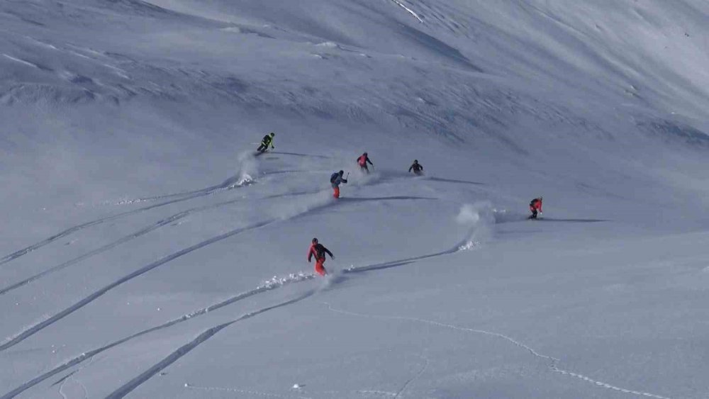BU YIL 300 SPORCU HELSİKİ HEYECANINI KAÇKARLAR’DA YAŞADI. KAÇKARLAR'DA YILLARDIR YAPILAN VE DÜNYANIN ELİT SPORLARI ARASINDA YER ALAN HELİSKİ'NİN BU YILKİ FAALİYETLERİ BU HAFTA SON BULACAK