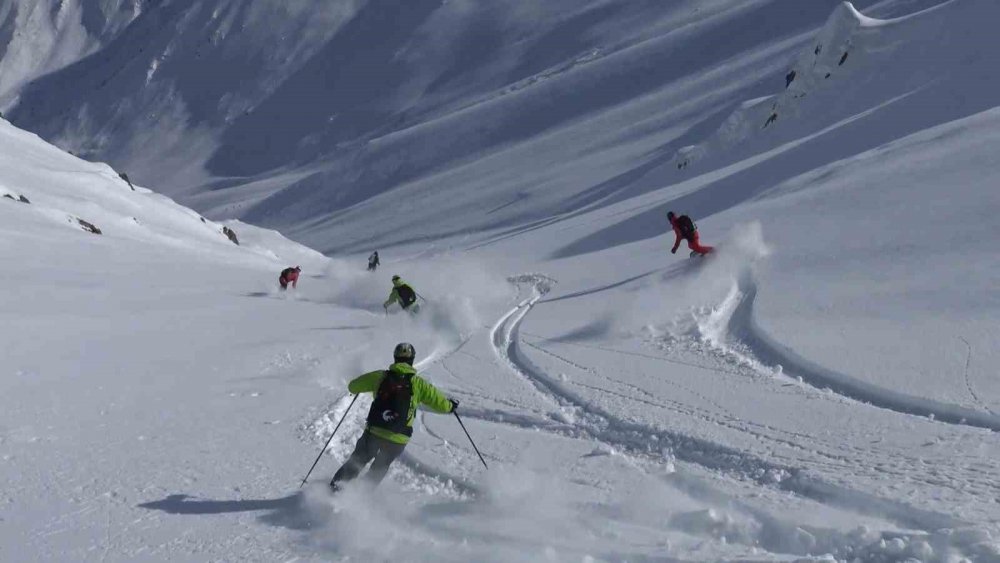 BU YIL 300 SPORCU HELSİKİ HEYECANINI KAÇKARLAR’DA YAŞADI. KAÇKARLAR'DA YILLARDIR YAPILAN VE DÜNYANIN ELİT SPORLARI ARASINDA YER ALAN HELİSKİ'NİN BU YILKİ FAALİYETLERİ BU HAFTA SON BULACAK