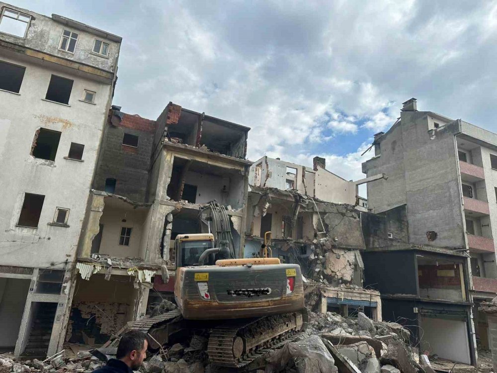 OF BELEDİYESİ'NİN TOPLU KONUT İDARESİ BAŞKANLIĞI (TOKİ) İLE BAŞLATTIĞI "KENTSEL DÖNÜŞÜM VE GELİŞİM PROJESİ" KAPSAMINDA İLK KAZMA VURULDU