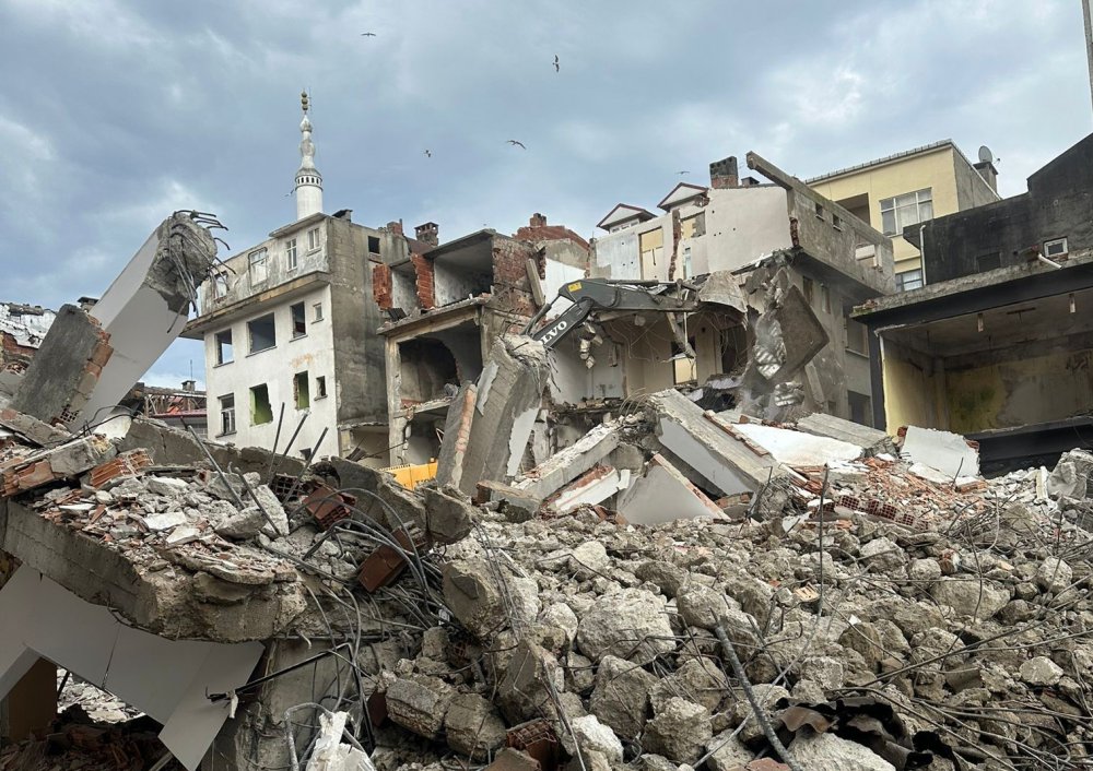 OF BELEDİYESİ'NİN TOPLU KONUT İDARESİ BAŞKANLIĞI (TOKİ) İLE BAŞLATTIĞI "KENTSEL DÖNÜŞÜM VE GELİŞİM PROJESİ" KAPSAMINDA İLK KAZMA VURULDU