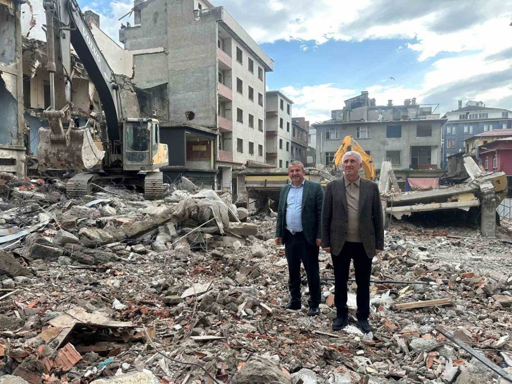 OF BELEDİYESİ'NİN TOPLU KONUT İDARESİ BAŞKANLIĞI (TOKİ) İLE BAŞLATTIĞI "KENTSEL DÖNÜŞÜM VE GELİŞİM PROJESİ" KAPSAMINDA İLK KAZMA VURULDU