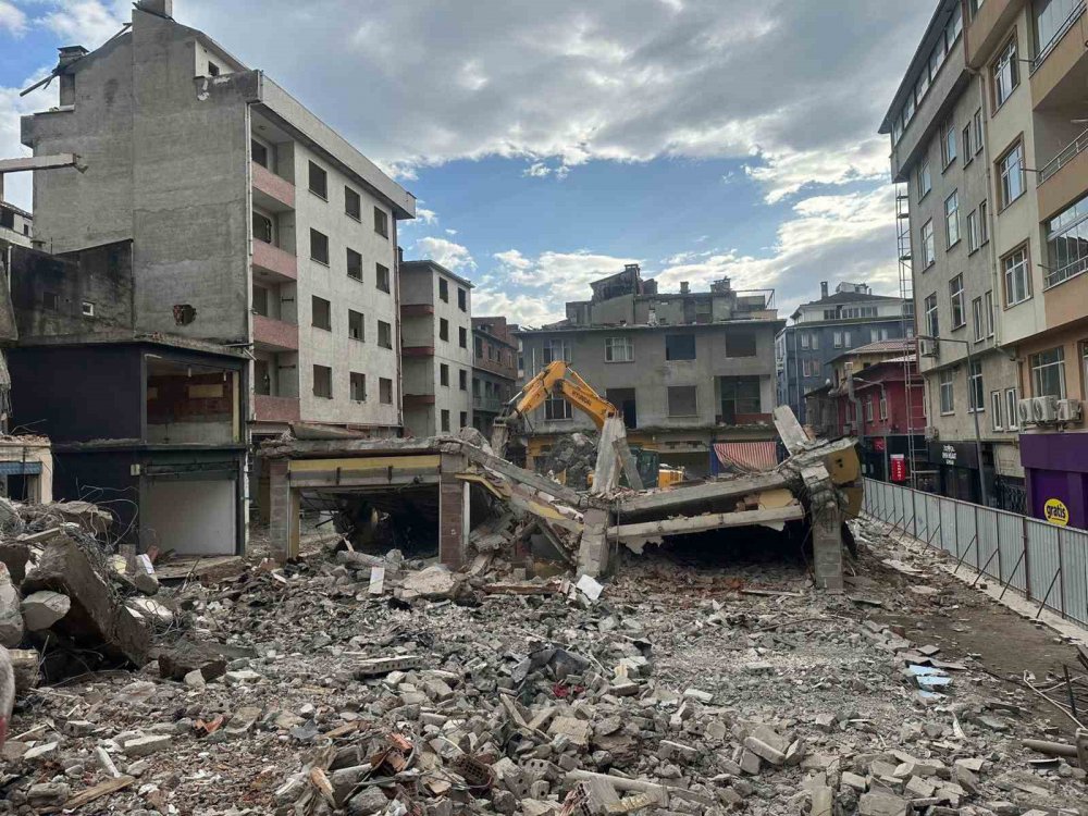 OF BELEDİYESİ'NİN TOPLU KONUT İDARESİ BAŞKANLIĞI (TOKİ) İLE BAŞLATTIĞI "KENTSEL DÖNÜŞÜM VE GELİŞİM PROJESİ" KAPSAMINDA İLK KAZMA VURULDU