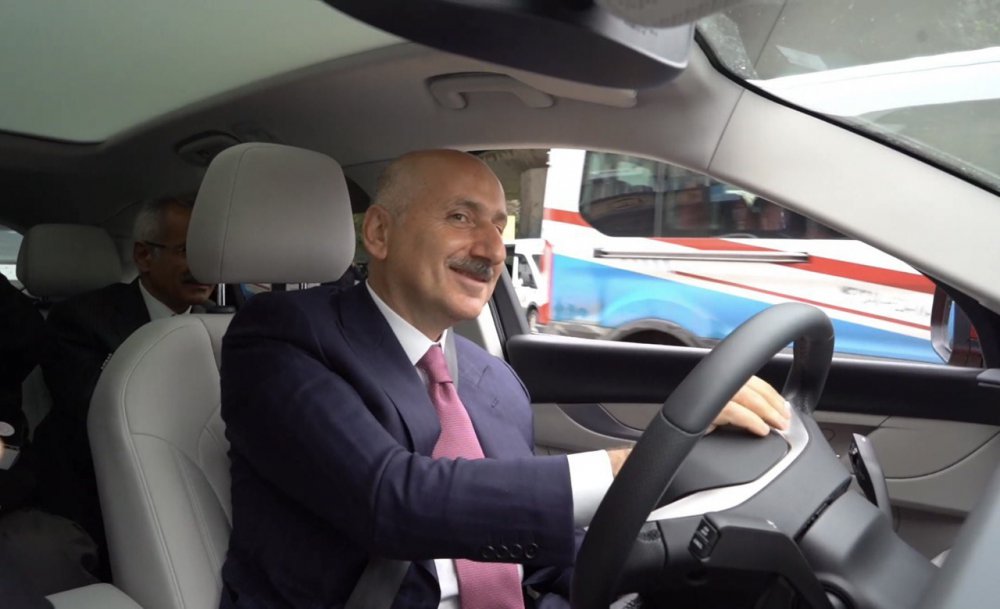 TÜRKİYE'NİN YERLİ VE MİLLİ, YÜZDE YÜZ ELEKTRİKLİ OTOMOBİLİ OLARAK YOLLARA ÇIKAN TOGG, İLK KEZ SERGİLENDİĞİ TRABZON'DA YOĞUN İLGİ GÖRDÜ