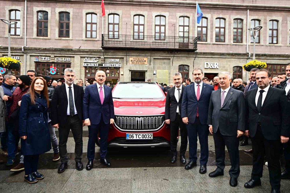 TÜRKİYE'NİN YERLİ VE MİLLİ, YÜZDE YÜZ ELEKTRİKLİ OTOMOBİLİ OLARAK YOLLARA ÇIKAN TOGG, İLK KEZ SERGİLENDİĞİ TRABZON'DA YOĞUN İLGİ GÖRDÜ