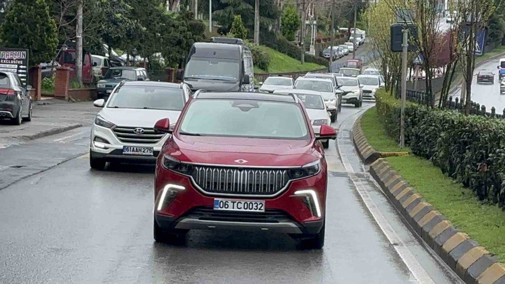 TÜRKİYE'NİN YERLİ VE MİLLİ, YÜZDE YÜZ ELEKTRİKLİ OTOMOBİLİ OLARAK YOLLARA ÇIKAN TOGG, İLK KEZ SERGİLENDİĞİ TRABZON'DA YOĞUN İLGİ GÖRDÜ