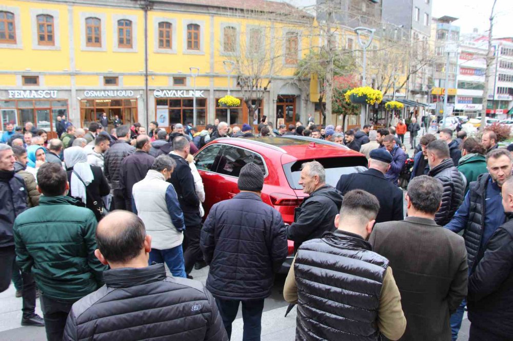 TÜRKİYE'NİN YERLİ VE MİLLİ, YÜZDE YÜZ ELEKTRİKLİ OTOMOBİLİ OLARAK YOLLARA ÇIKAN TOGG, İLK KEZ SERGİLENDİĞİ TRABZON'DA YOĞUN İLGİ GÖRDÜ