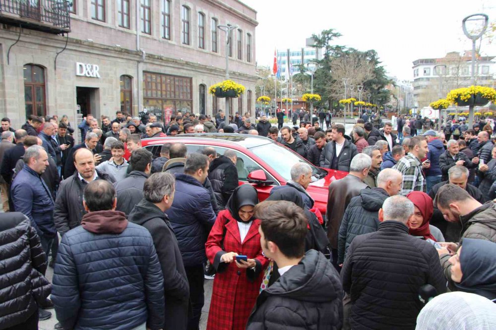 TÜRKİYE'NİN YERLİ VE MİLLİ, YÜZDE YÜZ ELEKTRİKLİ OTOMOBİLİ OLARAK YOLLARA ÇIKAN TOGG, İLK KEZ SERGİLENDİĞİ TRABZON'DA YOĞUN İLGİ GÖRDÜ