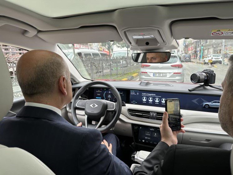 TÜRKİYE'NİN YERLİ VE MİLLİ, YÜZDE YÜZ ELEKTRİKLİ OTOMOBİLİ OLARAK YOLLARA ÇIKAN TOGG, İLK KEZ SERGİLENDİĞİ TRABZON'DA YOĞUN İLGİ GÖRDÜ